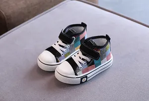 Dettaglio delle scarpe in tela a scacchi per bambini con decorazione a margherita
