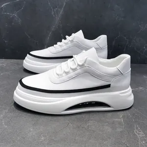 Vista lateral detallada de zapatillas blancas para hombre con raya negra y suela de aire