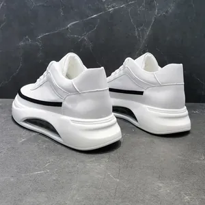 Vista detallada de zapatillas blancas para hombre con cámara de aire y raya negra
