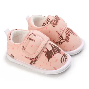 Vue détaillée de chaussures roses pour bébé avec semelles souples et bandes velcro de fermeture