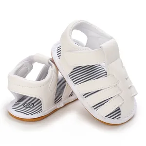 Sandalias blancas caladas para bebé con suela de goma blanda y detalle a rayas