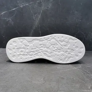 Primer plano de la suela blanca con un patrón de textura de salpicaduras abstractas para calzado