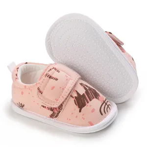 Vue détaillée de chaussures roses pour bébé avec semelle antidérapante et velcro