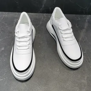 Zapatillas blancas para hombre con ribete negro y cómodas suelas con cámara de aire
