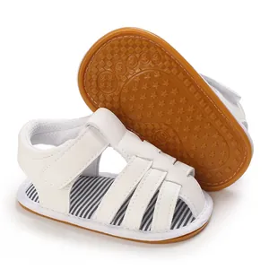 Sandalias blancas para bebé con suela de goma suave antideslizante y diseño estrellas.