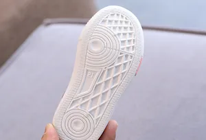 Dettaglio della suola in gomma bianca antiscivolo per scarpe casual da bambino