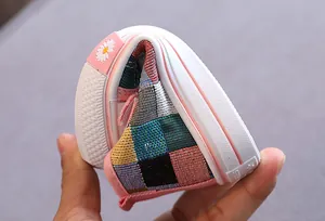 Primo piano che mostra l'estrema flessibilità e il patchwork colorato di queste scarpe tela