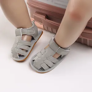 Vue détaillée des sandales grises pour bébé à semelle souple avec motif rayé chic