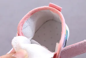 Dettaglio della fodera traspirante e soletta morbida di scarpa rosa per bambini