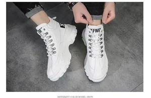 Vista dettagliata delle sneakers alte bianche eleganti con fibbie metalliche da uomo