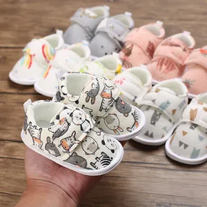 Vue détaillée de diverses chaussures de marche souples pour bébé avec imprimés dessins animés