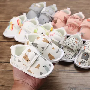 Détail de chaussures de marche souples pour bébé avec imprimé ours et scratch velcro