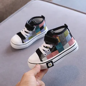 Scarpe alte in tela per bambini con suola antiscivolo e dettaglio a margherita