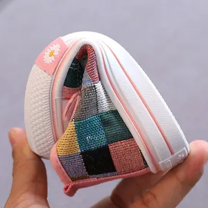 Scarpe di tela flessibili per bambini con motivo a scacchi colorato e dettaglio margherita