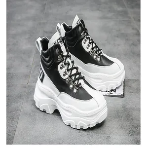 Dettaglio delle sneakers alte con plateau bianche e nere da uomo con ganci in metallo