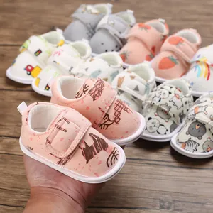 Gros plan de chaussures de marche pour bébé roses à semelle souple et fermeture à scratch
