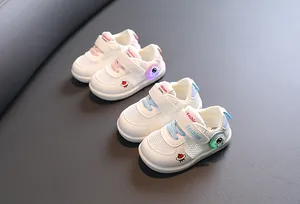 Detalle de zapatillas transpirables para bebés con luces LED y lindo patrón de ovni