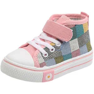 Simpatiche sneakers alte in tela rosa per bambini con motivo a quadri e dettaglio margherita