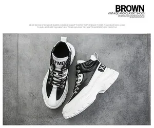 Dettaglio di sneakers da uomo high-top in bianco e nero con suola spessa e plateau alla moda.