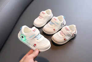 Detalle de zapatillas LED transpirables para bebé con suela blanda en varios colores