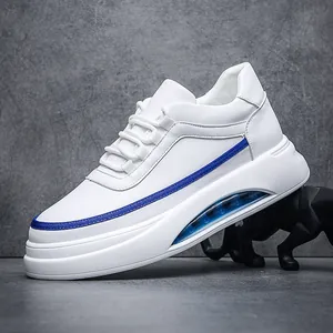 Elegantes zapatillas blancas para hombre con cámara de aire azul y diseño versátil