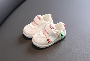Vista detallada de zapatos para caminar para bebés transpirables con luces LED y rosa