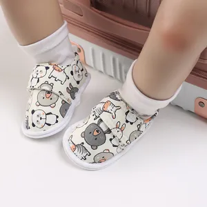 Détail des chaussures de marche pour bébé avec imprimés animaux mignons et scratch.