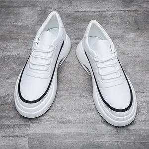 Elegantes zapatillas casuales blancas para hombre con suela de aire cómoda.