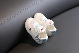Primer plano de zapatos de marcha para bebé transpirables con motivo de astronauta y suela blanda