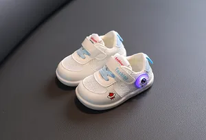 Zapatillas de bebé de malla transpirable con suelas con luces LED y cierre de velcro