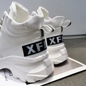 Primo piano del tallone di sneaker alta bianca con suola spessa e dettaglio XF