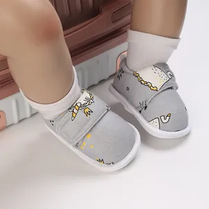Vue détaillée des chaussures de marche souples pour bébé avec motifs de dessin animé