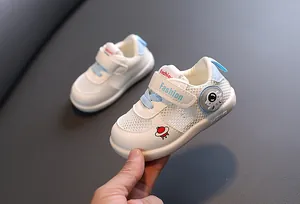 Zapatos de aprendizaje transpirables para bebés con motivo de astronauta y malla