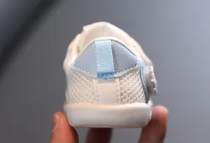 Primer plano detallado del talón de un zapato para caminar para bebés transpirable y suave