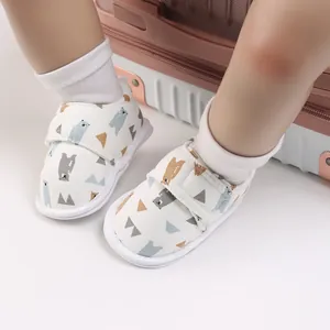 Détail de chaussures de marche pour bébé avec motifs d'ours, semelle souple et velcro