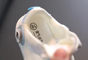 Detalle de la plantilla transpirable con talla 18 para calzado deportivo de bebé