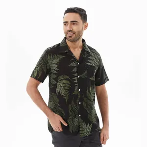 Vista del estampado de hojas de helecho verde y bolsillo en camisa de manga corta