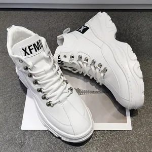 Vista dettagliata delle sneakers alte bianche con suola platform e occhielli in metallo