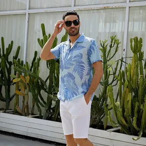 Vista detallada del estampado de hojas tropicales en esta camisa de playa para hombre.