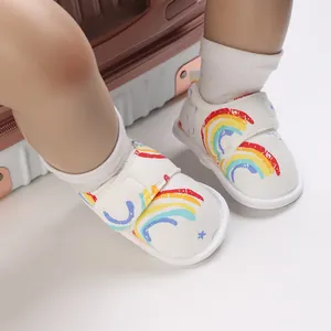 Vue détaillée des chaussures de marche pour bébé avec un motif arc-en-ciel coloré