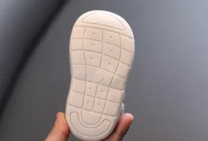 Detalle de la suela de goma suave antideslizante para zapatos de primeros pasos de bebé