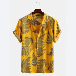 Vista de detalle de camisa playera amarilla para hombre con estampado de hojas de helecho