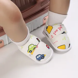 Vue rapprochée des motifs de voitures colorées sur les chaussures de marche pour bébé