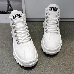 Vista ravvicinata di scarpe alte bianche da uomo con suole spesse e fibbie in metallo