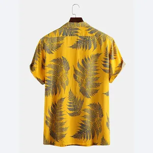 Vista trasera de camisa amarilla de manga corta para hombre con estampado de helecho.