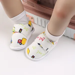 Détail de chaussures pour bébé avec motif de véhicules et fermeture velcro