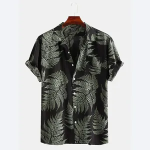Vista frontal de una camisa informal negra de hombre con estampado de helechos.