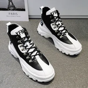 Dettaglio di scarpe da ginnastica alte in bianco e nero con fibbie in metallo chic