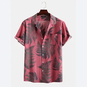 Detalle de camisa playera rosa para hombre con estampado de helechos y bolsillo