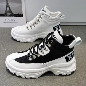 Vista dettagliata delle sneakers alte bicolori e bianche con suole platform spesse.
